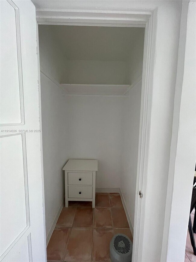 Building Photo - 1018 W 47th St