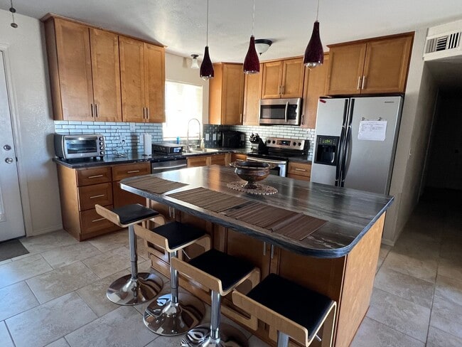 Building Photo - 3 Bedroom - 2 Bath Home