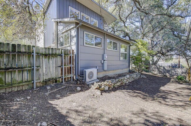 Building Photo - 2400 Spring Creek Dr