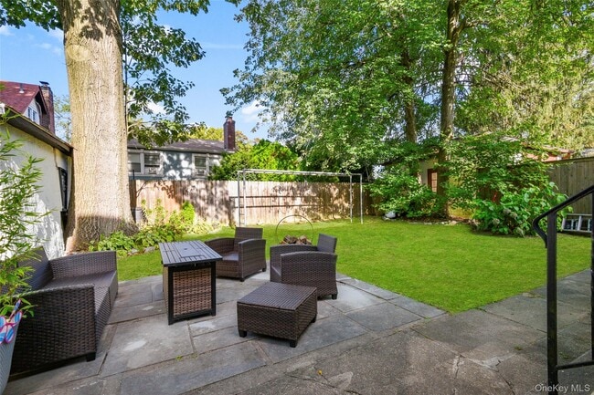 Building Photo - 506 Siwanoy Pl