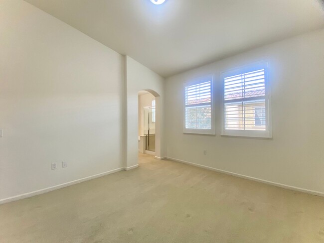Building Photo - Elegant 3-Bedroom Residence in Private Gat...