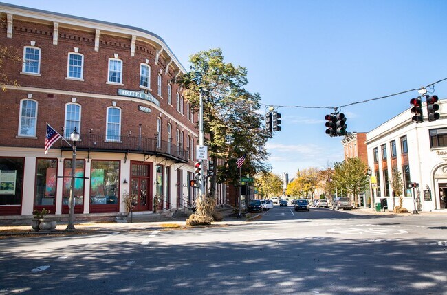 Building Photo - Putnam Winslow– $1,350 – 1 Bathroom Studio, 370 SQ.FT. – UTILITIES INCLUDED, Available 6/8/26