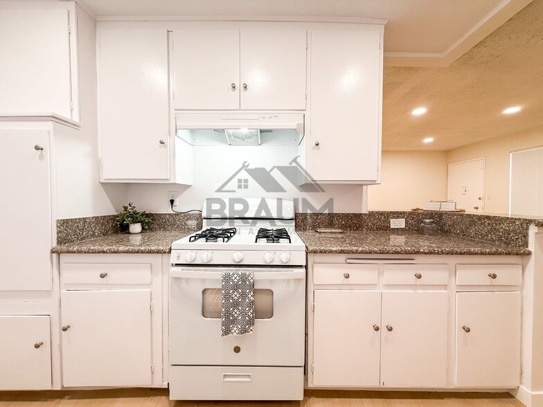 Building Photo - 6041 Whitsett Ave