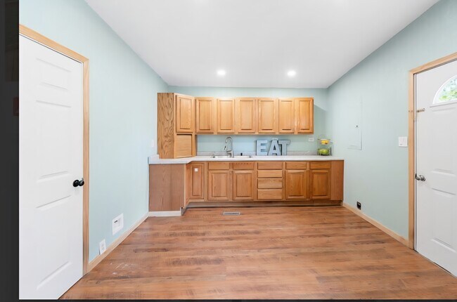 Building Photo - 123 King St