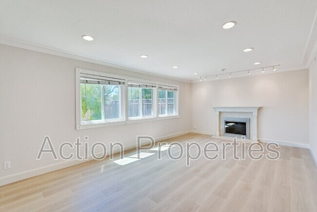 Building Photo - 3806 Century Dr