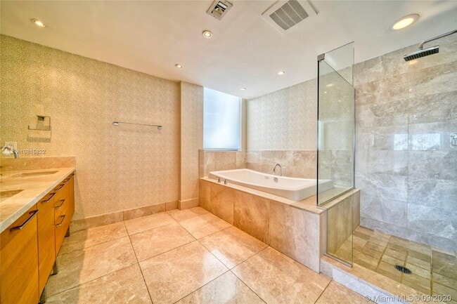 Building Photo - 17001 Collins Ave