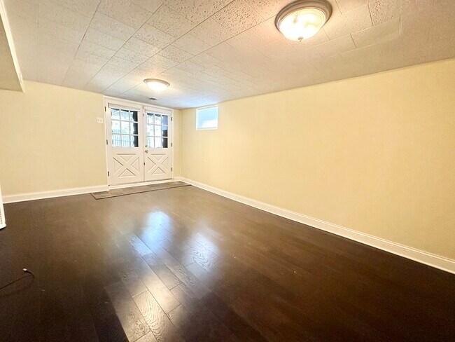 Building Photo - 135 E Maple St