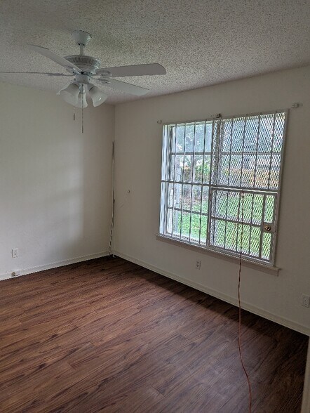 Building Photo - 929 Marion Ave