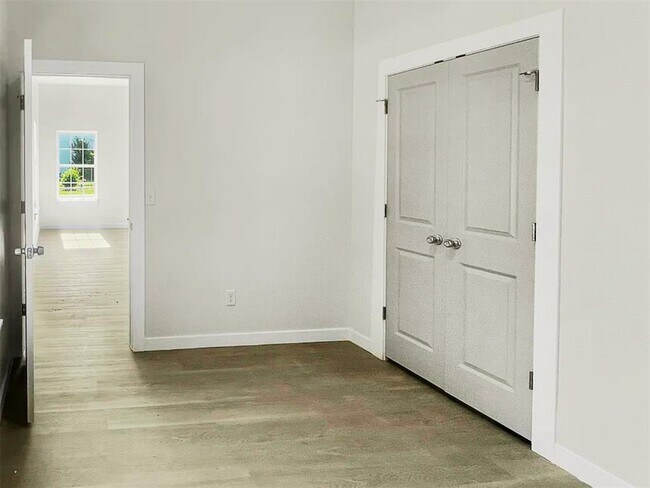 Building Photo - 410 NW Arlington Ave