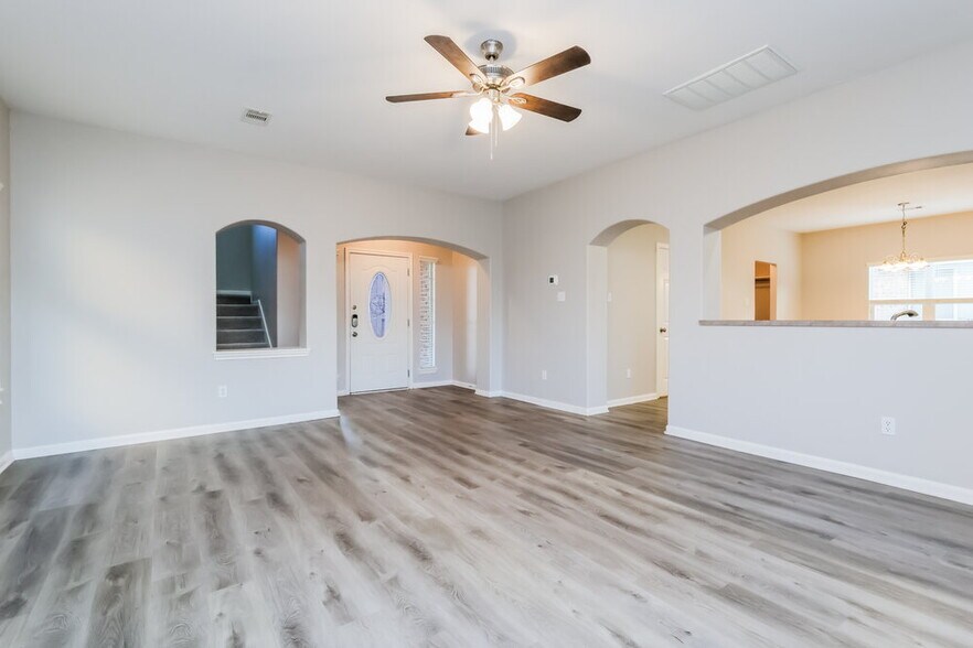 Building Photo - 985 Oak Falls Dr