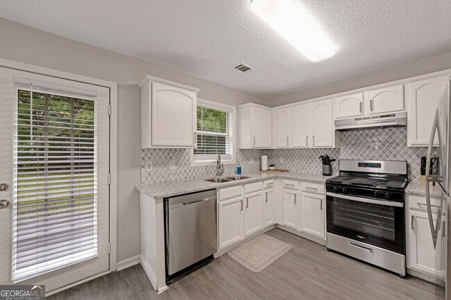 Building Photo - 6839 Sandy Creek Dr