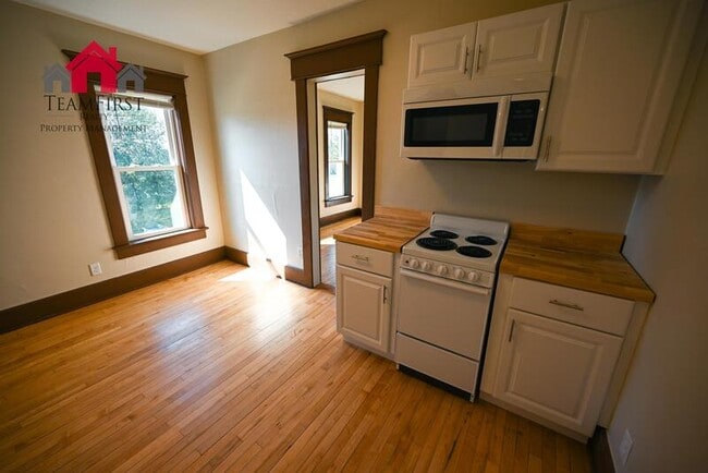 Building Photo - 205 N Maple St