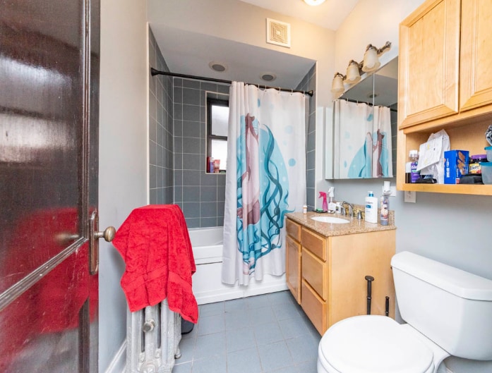 Building Photo - 1310 W Montrose Ave