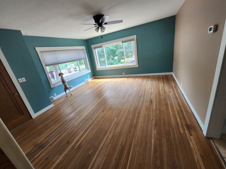 Main living room - 260 1st St S