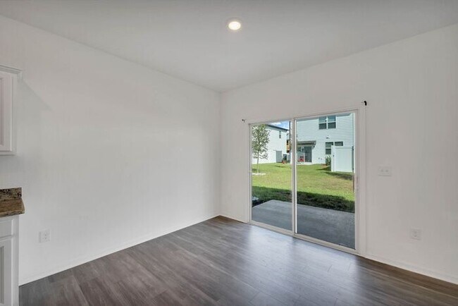 Building Photo - Townhome in Madison Place Davenport