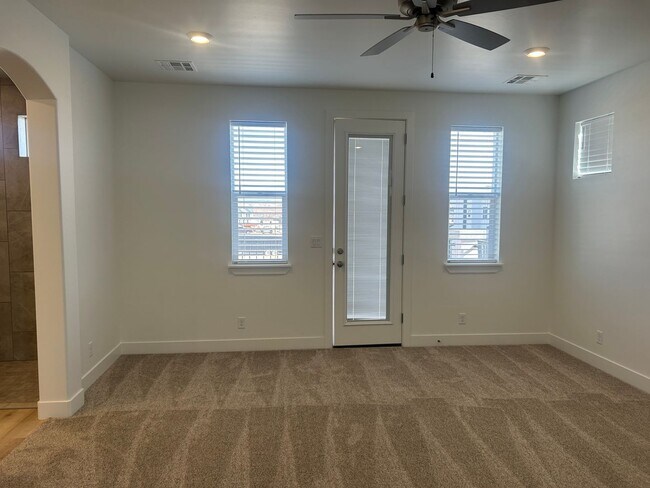 Building Photo - Desert Color Gem!