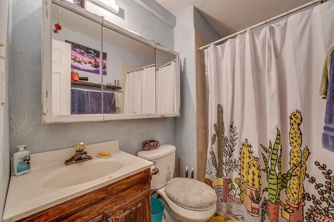 Building Photo - 4 bed, 2 bath Home in Central Fort Collins