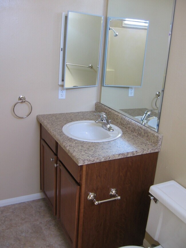 Building Photo - $500 MOVE IN SPECIAL! Large 2 Bedroom, 2 Bath Condo - Walk to Mission Bay!