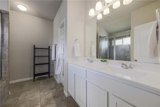 Building Photo - Spacious & Beautiful 3/BR 2/BA Home with E...