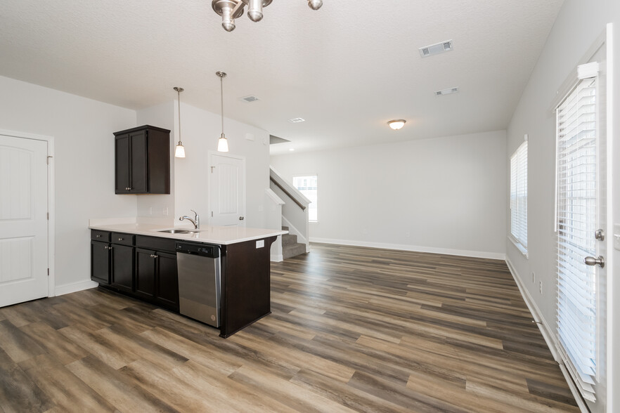 Building Photo - 135 Sugarberry Cir