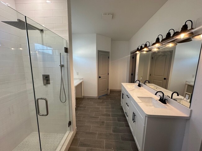 Building Photo - 609 Enchanted Way