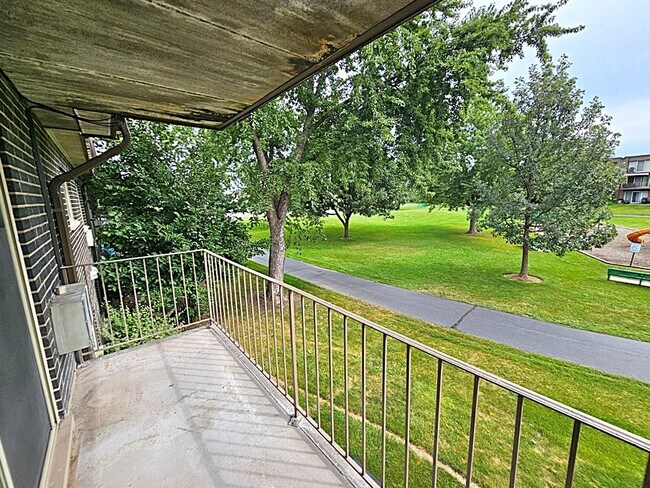 Building Photo - 568 Fairway View Dr