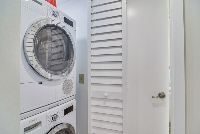 Building Photo - 6260 Palma Del Mar Blvd S