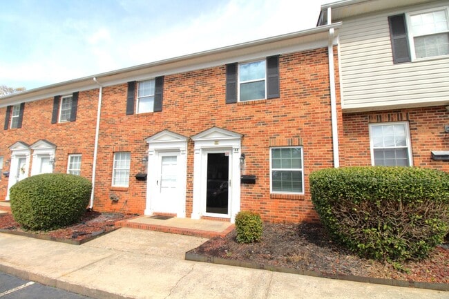 Primary Photo - Renovated 2 bedroom Townhome in Belmont!