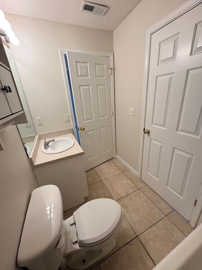 Building Photo - Welcome To The Estates At Westbury