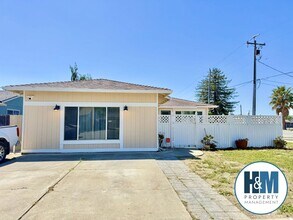 Building Photo - Comfortable 3 bedroom in convenient Hollister location