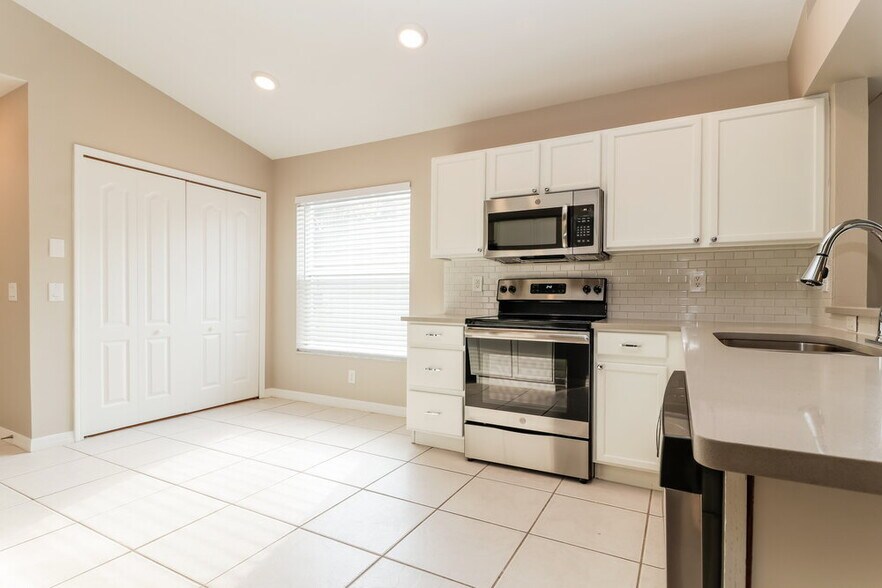 Building Photo - 4819 Glenburne Dr