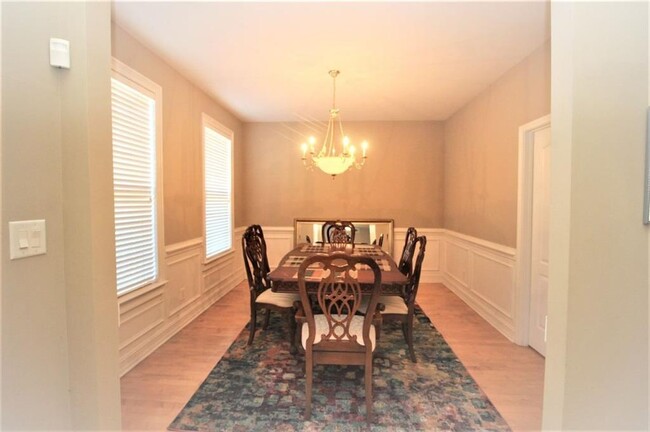 Building Photo - 1060 River Valley Dr