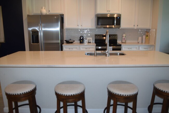 Building Photo - Stunning and elegant fully furnished 3/2/2 villa with Pool, hot tub & Lake views