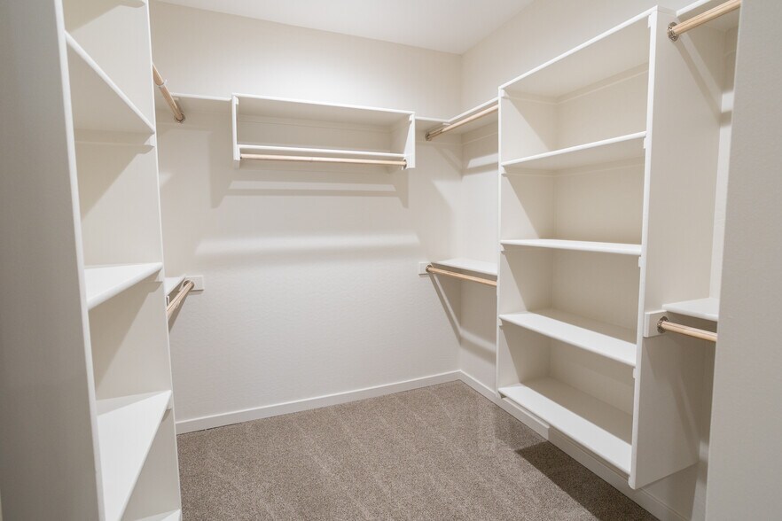 Master Closet - 731 W 6th St S