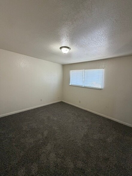Building Photo - 3044 N Fruit Ave