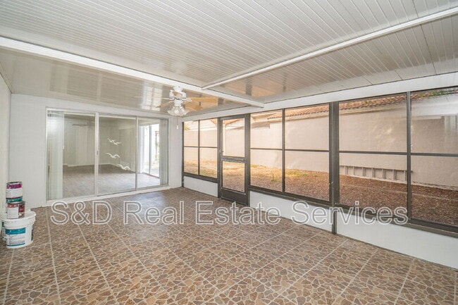 Building Photo - 304 La Serena St