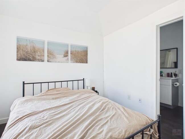 Building Photo - 1010 W 26th St