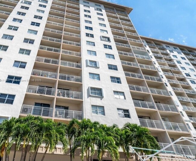 Building Photo - 400 Kings Point Dr