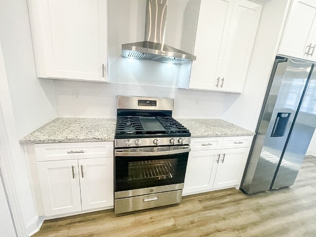 Building Photo - Pet Friendly End Unit Townhome