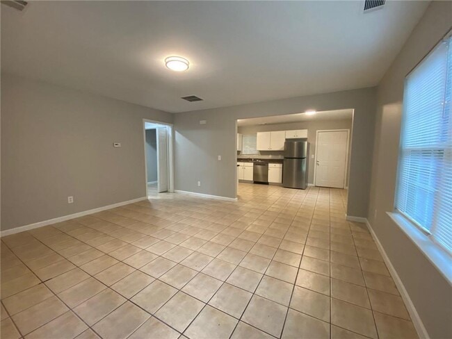 Building Photo - 130 River Pointe Ct SW