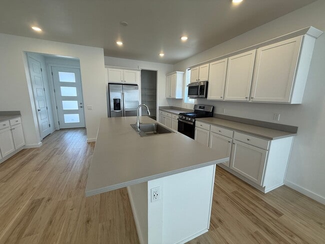 Building Photo - Pet Friendly 3 Bed 2.5 Bath Single Family ...