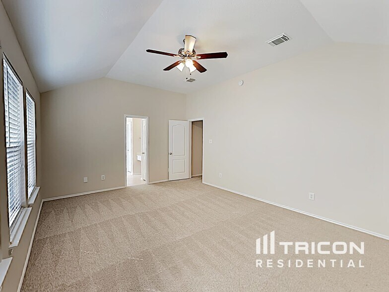 Building Photo - 9715 Haleys Comet Cir