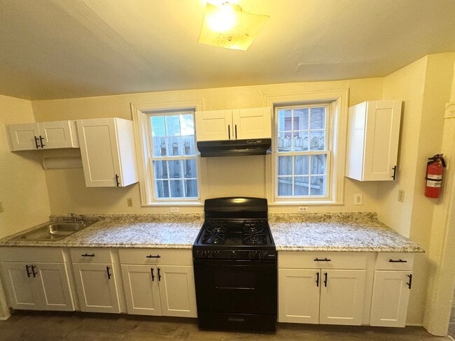 Building Photo - 3 Bedroom Semi-Detached Home