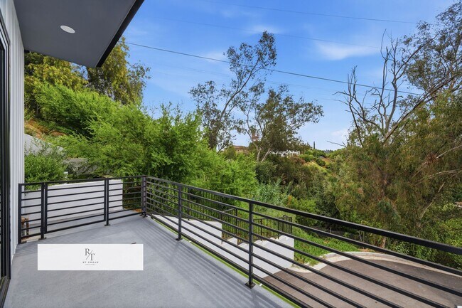 Building Photo - Luxury Modern Living with Stunning LA Skyline Views