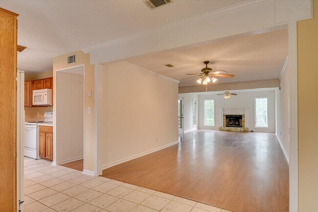 Building Photo - 106 Riverbend Dr