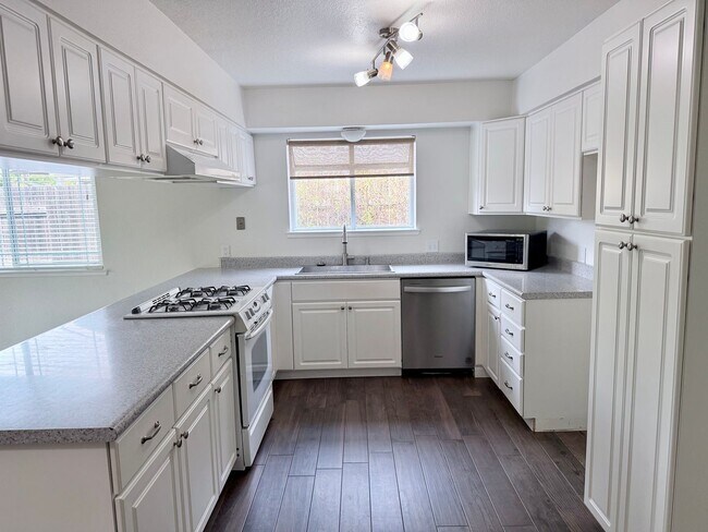 Building Photo - 906 Oak Ridge Dr