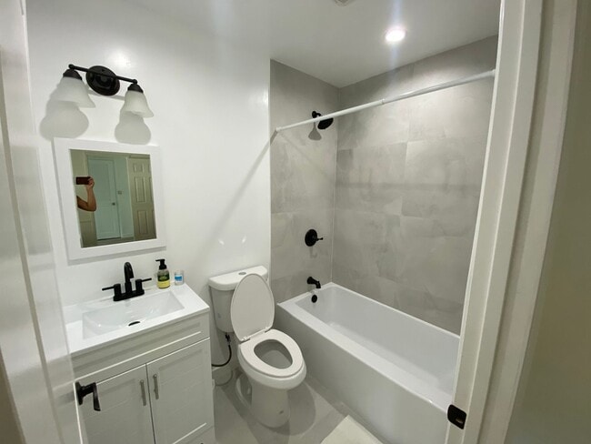 Building Photo - UNFURNISHED- 3B2B House in Toluca Lake/NoHo