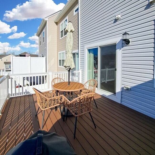 Building Photo - Gorgeous 4-Level Townhome with Rooftop Ter...