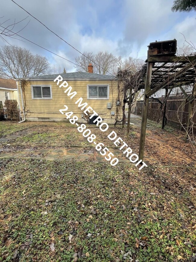 Building Photo - GREAT 3 BEDROOM RANCH