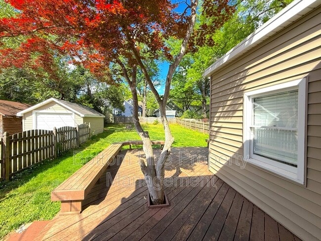 Building Photo - 2417 Bay St